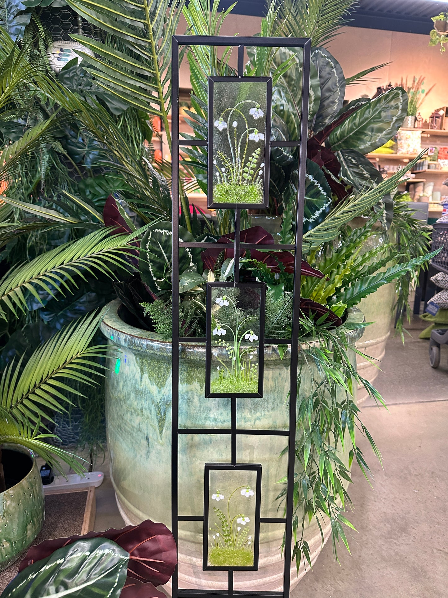 Snowdrop plant pot trellis