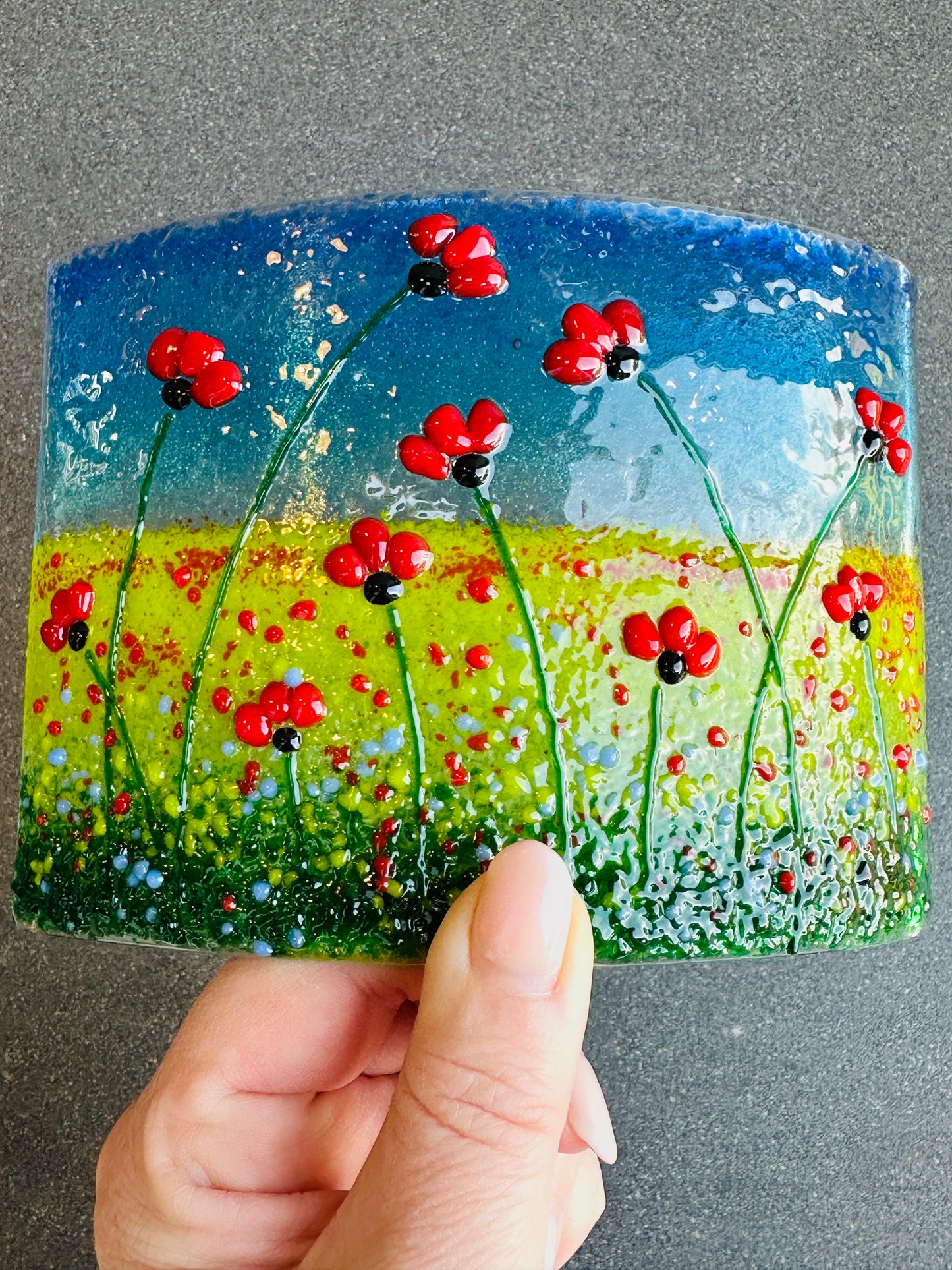 Medium Fused Glass Poppy Curve – Handmade Floral Art, Remembrance Gift, Poppy Home Decor, Nature-Inspired Glass Art, Unique Gift