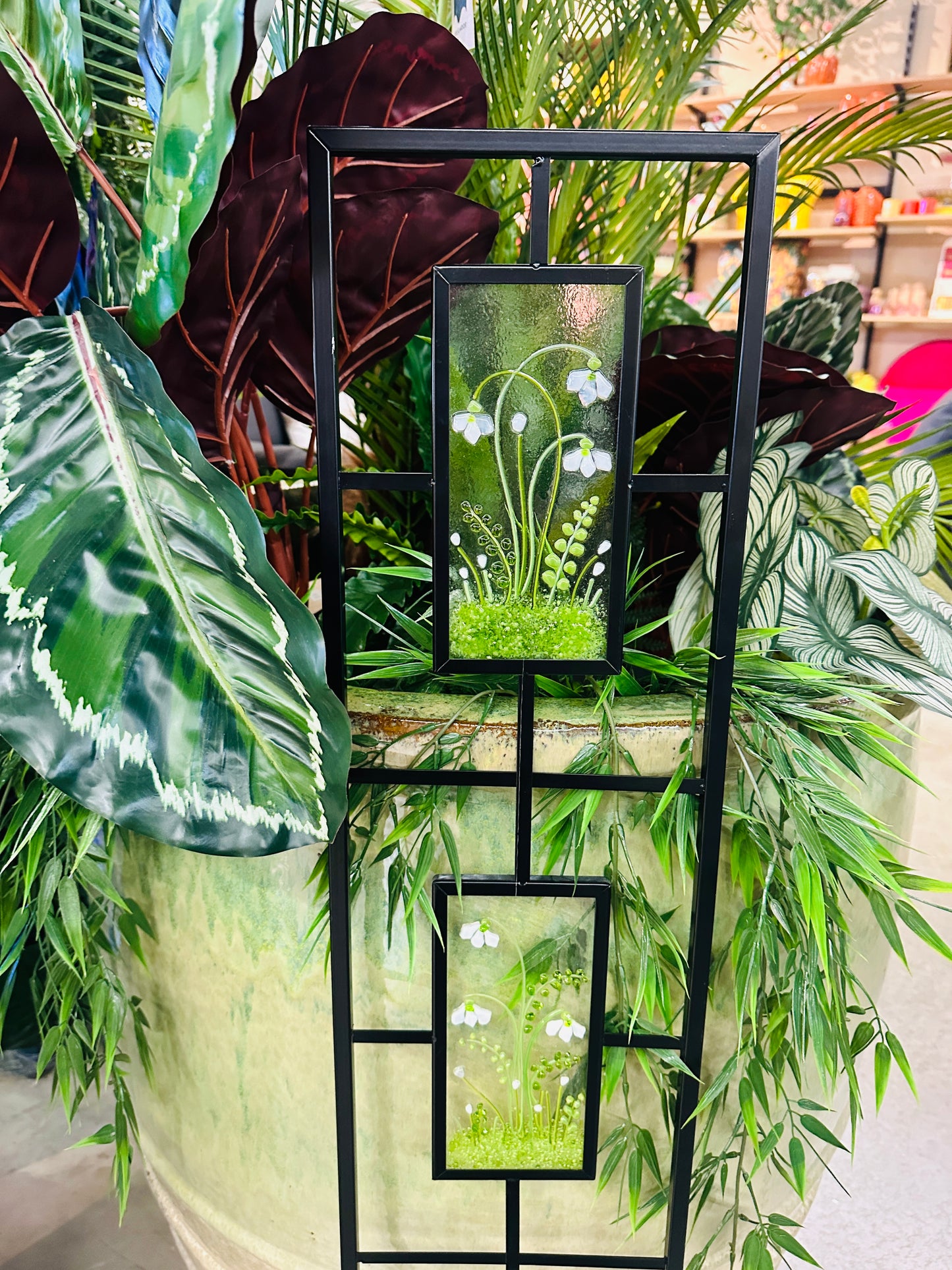 Snowdrop plant pot trellis