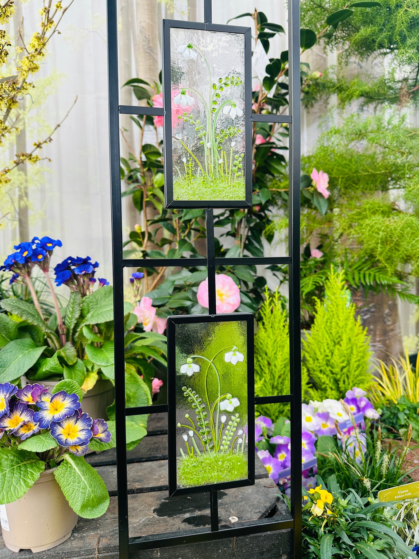 Snowdrop plant pot trellis